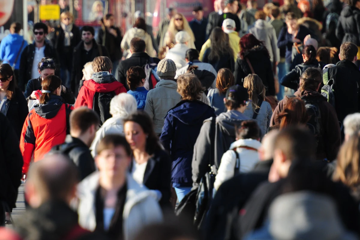 "Będziemy wiedzieli o władzy tylko tyle, na ile władza łaskawie się zgodzi" - tak konstytucjonalista prof. Ryszard Piotrowski tłumaczy, co oznaczałoby - dla każdego z nas - uwzględnienie wątpliwości Pierwszej Prezes Sądu Najwyższego wobec ustawy o dostępie do informacji publicznej. Prof. Małgorzata Manowska zaskarżyła część przepisów do Trybunału Konstytucyjnego. "Dzielenie się informacją z obywatelami jest też trochę dzieleniem się władzą” – przypomina Krzysztof Izdebski z Fundacji ePaństwo. Eksperci razem z naszymi dziennikarzami Patrykiem Michalskim i Tomaszem Skorym wyjaśniają, jakie konsekwencje może mieć ograniczenie jawności życia publicznego. 