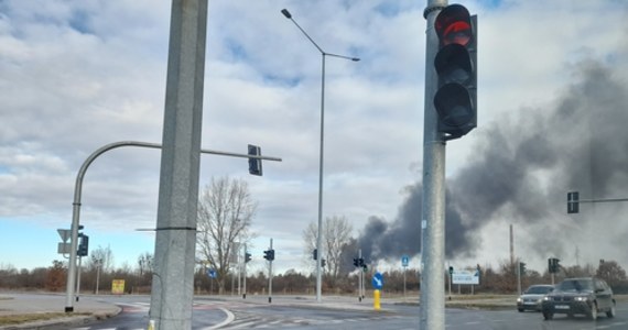 Pożar w zakładzie produkcyjnym na północy Torunia. Płonie piankowa otulina stalowych rur, składowanych na środku placu.