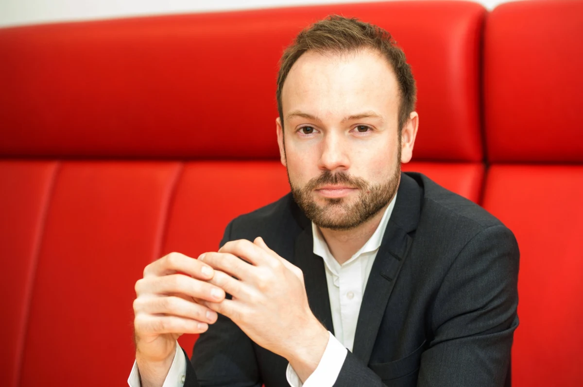 Polityk CDU, Nikolas Loebel, po ostrej krytyce ze strony swojej partii, zapowiedział rezygnację z mandatu parlamentarnego "ze skutkiem natychmiastowym”. Pośredniczył w handlu maseczkami, za co do jego kieszeni, wpłynęła prowizja w wysokości około ćwierć miliona euro.
