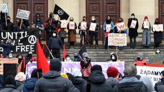 "Pałowali bezbronne kobiety". Policja wyjaśnia okoliczności incydentu w Poznaniu