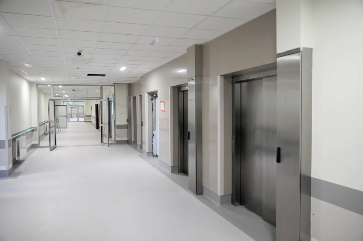 "To przelewanie z pustego w próżne" - tak wiceprezydent Warszawy Renata Kaznowska komentuje pismo wojewody mazowieckiego w sprawie wskazania lekarzy ze stołecznych lecznic, do pracy w szpitalu tymczasowym na warszawskim Ursynowie.