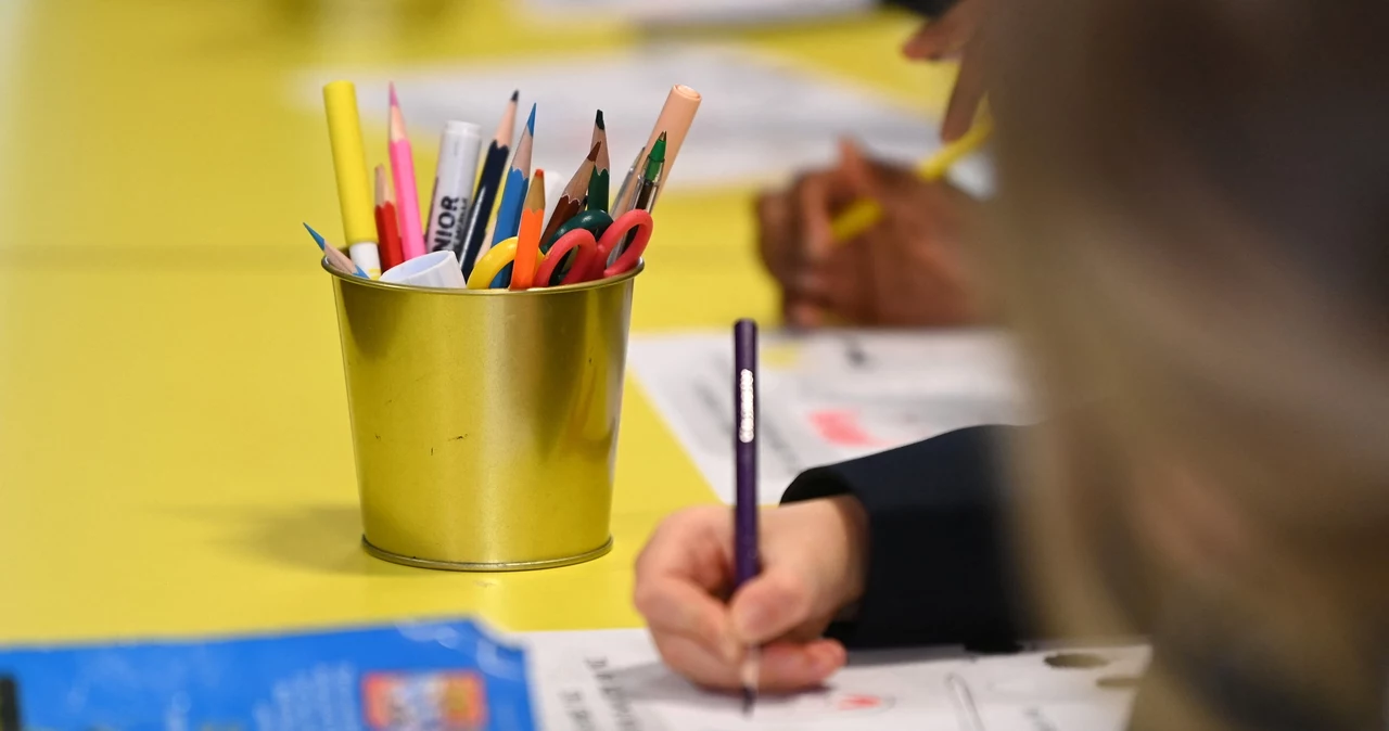 Szkoła twierdzi, że nauczyciel nie został zawieszony za nauczanie o dwóch płciach. Powody były inne