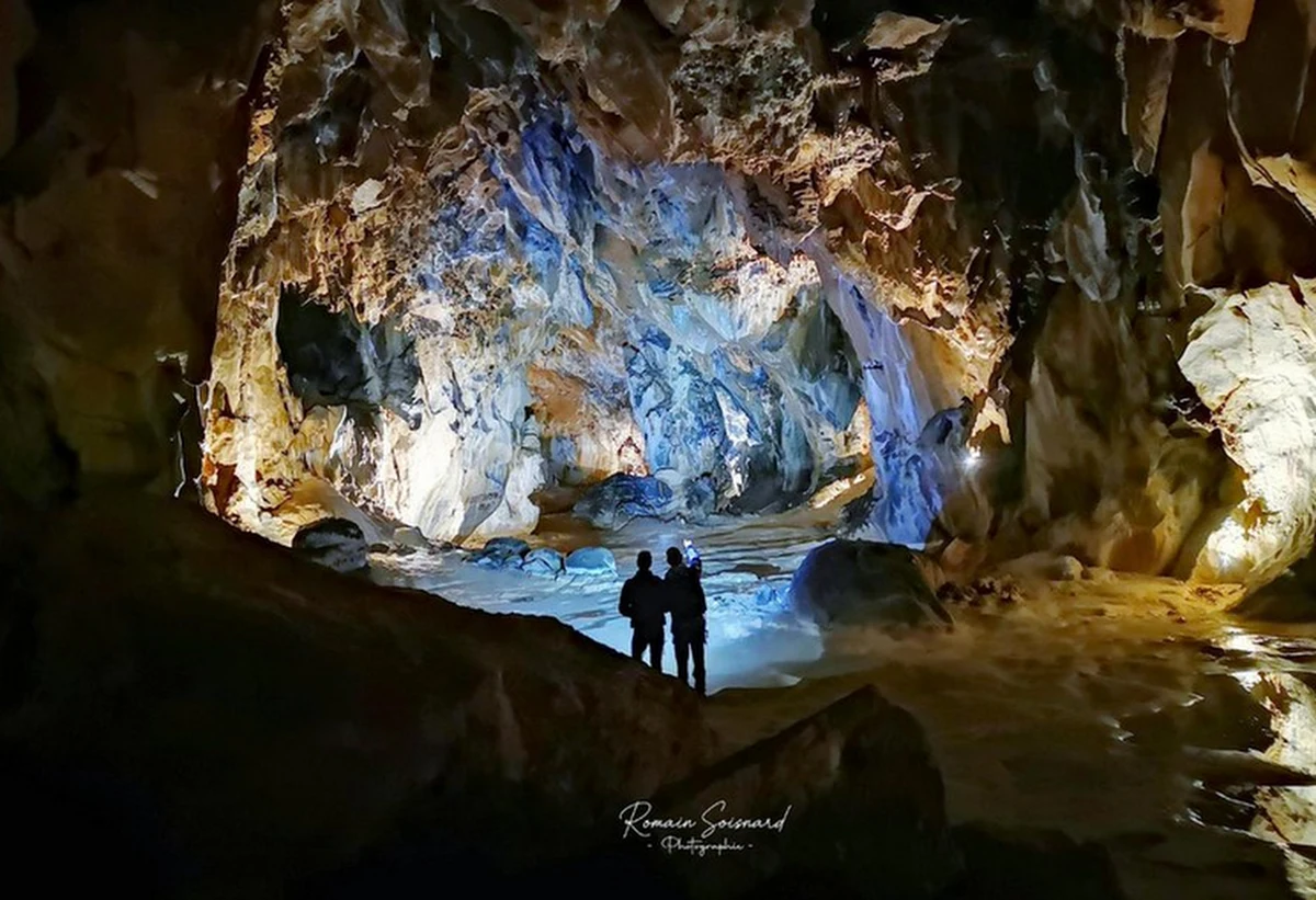 Niecodzienny eksperyment naukowy we Francji. 15 osób zostanie odciętych od świata na niemal półtora miesiąca. Czas ten spędzą w grocie w Pirenejach - jednej z największych w Europie. Nie będą mieć z nikim kontaktu, nie będą też widzieć, która jest godzina. Posiadanie zegarków będzie zabronione. 