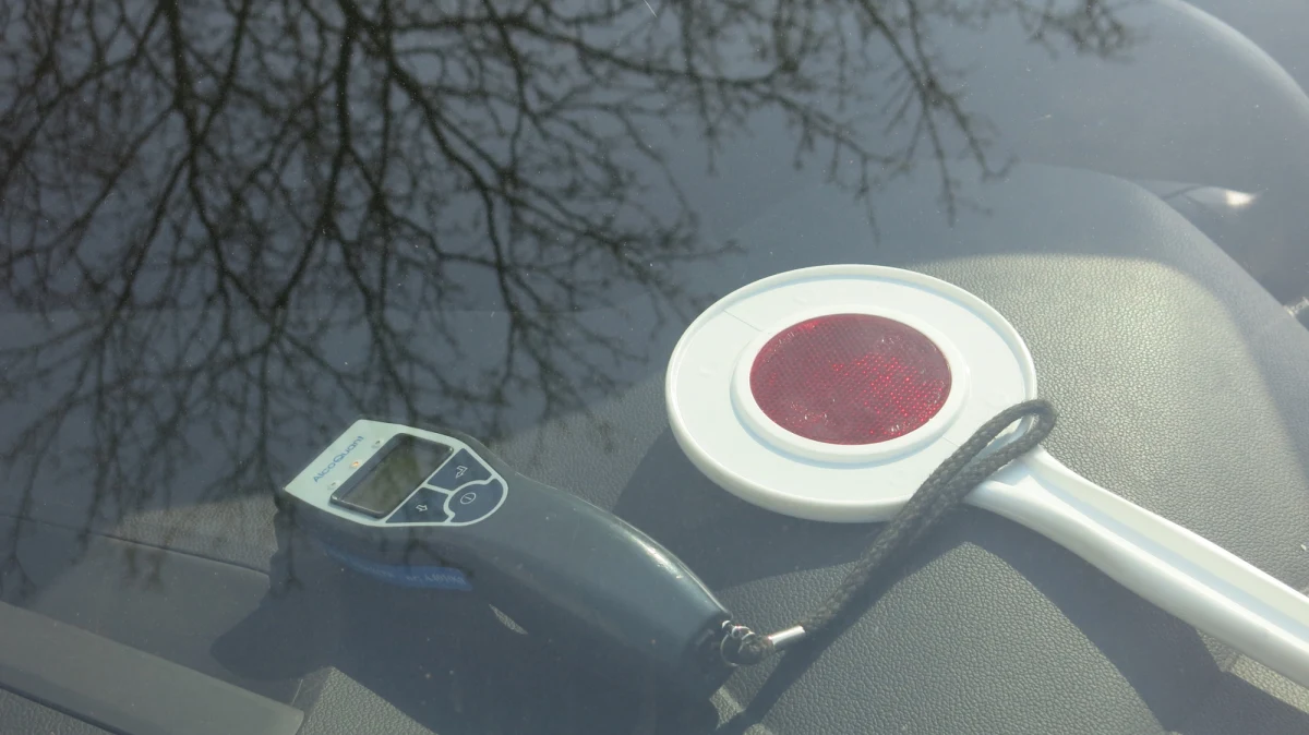 Po 20 tys. zł łapówki zaoferował policjantom z Pszczyny zatrzymany przez nich kierowca, który po pijanemu wiózł na przyczepie samochodu dostawczego inny pojazd. Mężczyzna omal nie doprowadził do czołowego zderzenia z radiowozem. Miał ponad 3 promile alkoholu w organizmie.