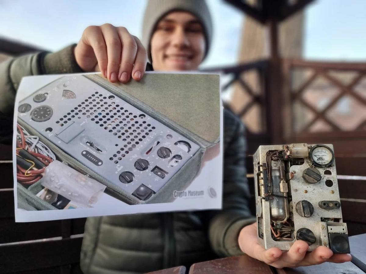 Wiele wskazuje na to, że za tym eksponatem może kryć się historia jak z filmu sensacyjnego. Tajemniczy przedmiot, wyglądający trochę jak tranzystorowe radio, trafił do Fortu Gerharda - Muzeum Obrony Wybrzeża w Świnoujściu. Został znaleziony na strychu starego domu w Międzyzdrojach. To moduł nadawczy radiostacji szpiegowskiej.