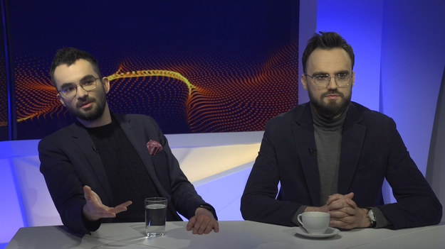 W programie ”Do jednej bramki” Filip Kapica i Mateusz Święcicki rozmawiają o Robercie Lewandowskim. 