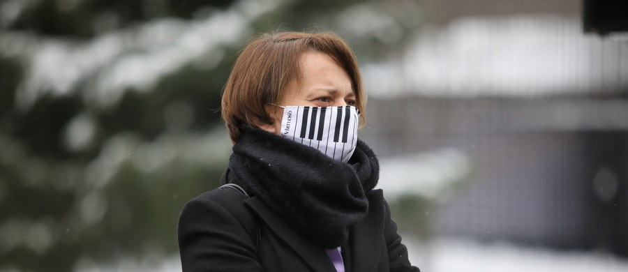 "Wielokrotnie mówiłam, że ja chcę konkurować - i na rynku pracy, i także w polityce - kompetencjami, umiejętnościami, a nie tym, że noszę sukienkę, a nie spodnie" - mówiła w Polsat News była wicepremier Jadwiga Emilewicz. "Parytety są dla mnie raczej takim pomysłem dehumanizującym kobiety" - dodała posłanka Zjednoczonej Prawicy.