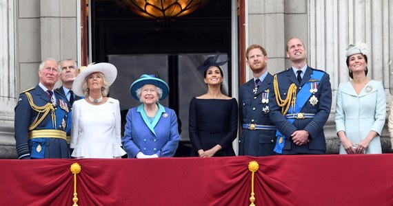 Uwagi nt. koloru skóry syna księcia Harry'ego i księżnej Meghan nie padły ani z ust królowej Elżbiety II, ani jej męża, księcia Filipa – ujawniła dzień po emisji głośnego wywiadu z książęcą parą prowadząca rozmowę Oprah Winfrey. W rozmowie, która odbija się szerokim echem po obu stronach Atlantyku, Sussexowie opowiedzieli o relacjach panujących w brytyjskiej rodzinie królewskiej i powodach, dla których zdecydowali się zrezygnować z pełnienia w niej oficjalnych ról. Zarzucili rodzinie królewskiej m.in. rasizm i rozpowiadanie kłamstw, a Meghan Markle ujawniła, że zmagała się z depresją i miała myśli samobójcze.