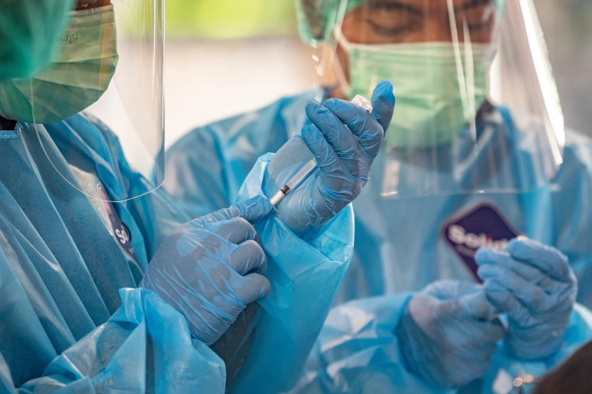 Punkty szczepień będą wydłużać czas między podaniem pierwszej i drugiej dawki szczepionki przeciwko koronawirusowi, ale nie będą stosować najdłuższych dopuszczalnych terminów - takie są ustalenia dziennikarzy RMF FM. Przypomnijmy: przerwa między pierwszą a drugą iniekcją - według Ministerstwa Zdrowia - to 42 dni dla szczepionek Pfizera i Moderny oraz 84 dni dla preparatu firmy AstraZeneca.  