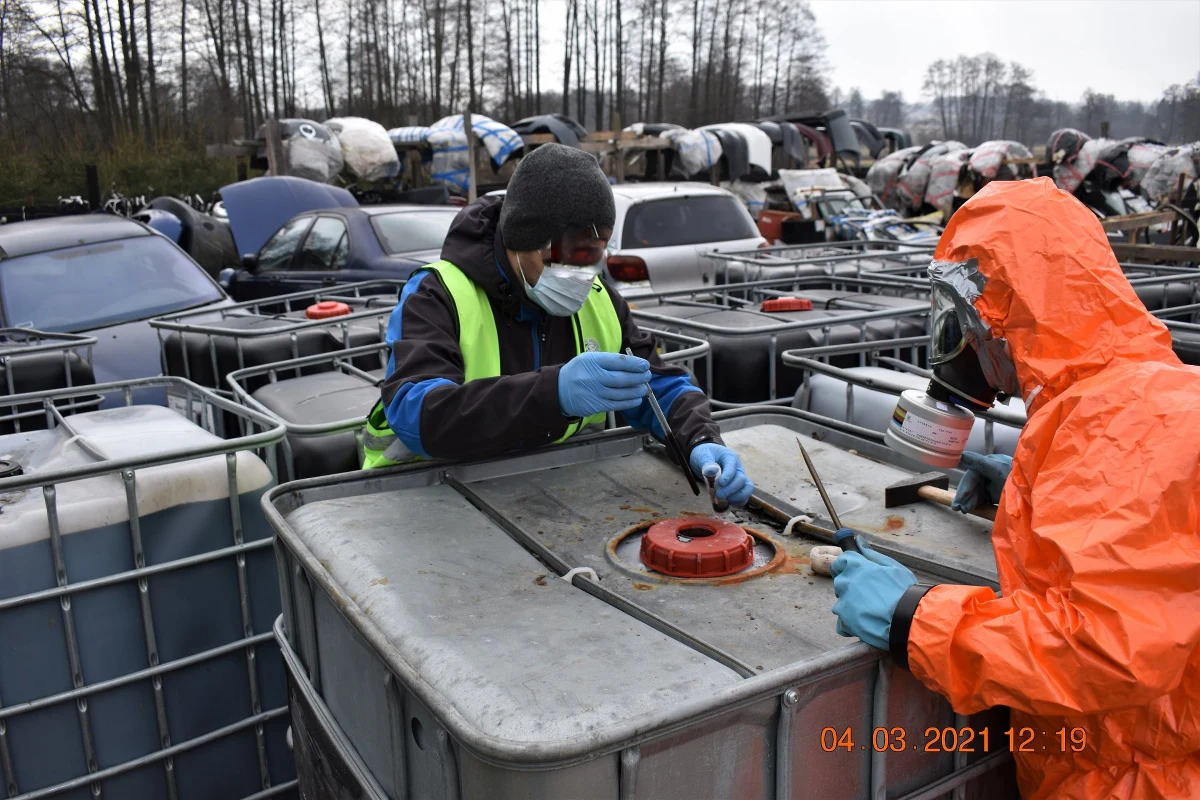 Ponad 600 pojemników o pojemności tysiąca litrów wypełnionych żrąca substancją odkryli policjanci i funkcjonariusze ochrony środowiska w mazowieckim Garwolinie i w okolicach. Zatrzymano jak dotąd jedną osobę podejrzaną o nielegalne składowanie i przewożenie odpadów. 
