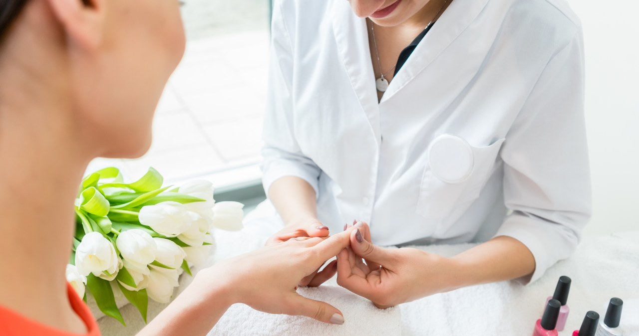 Takie paznokcie będą hitem tej jesieni. Mienią się niczym diamenty