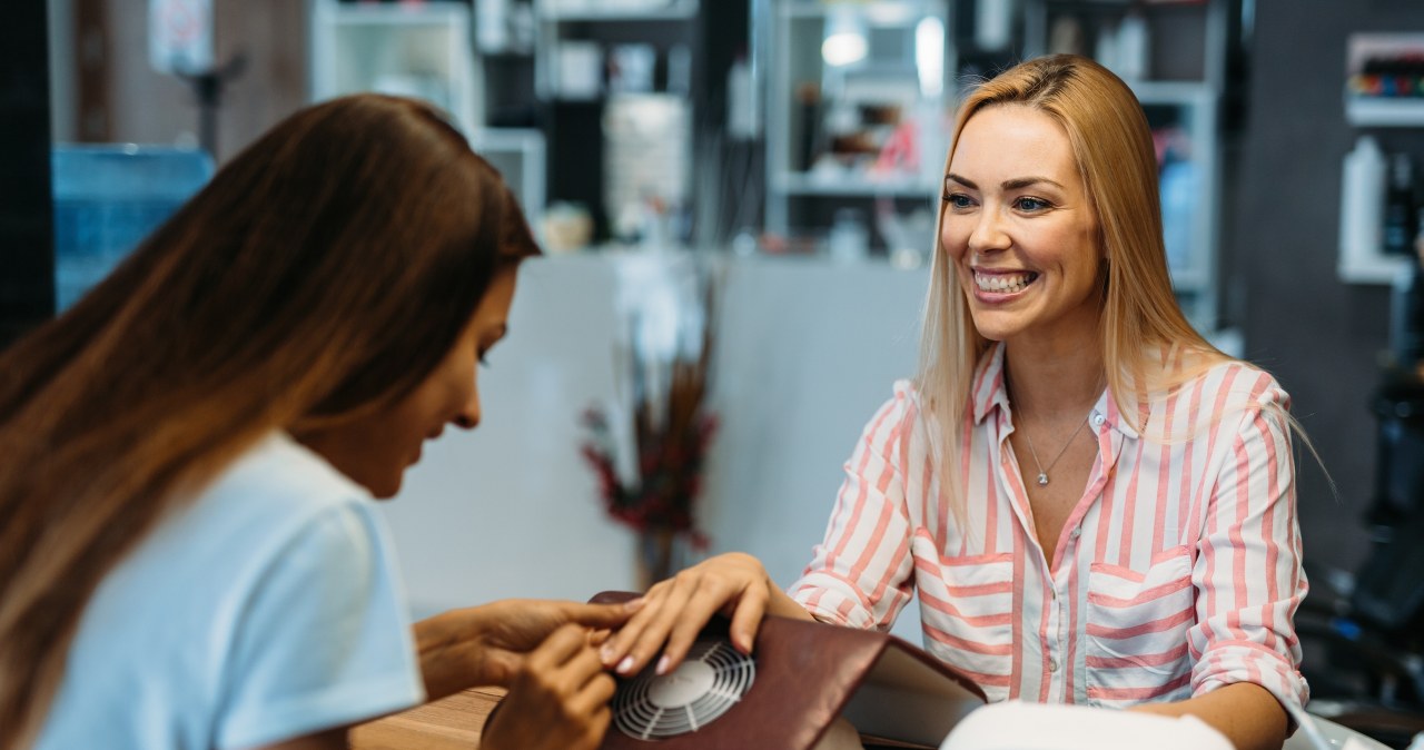 Ten manicure jest idealny na każdą porę roku. Minimalistki go uwielbiają