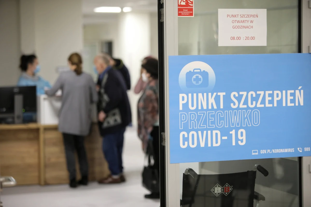 Będzie ograniczenie terytorialne przy kolejnych zapisach na szczepienia przeciw Covid-19. Pacjenci będą mogli wybrać punkt nie dalej niż w promieniu 100 km od miejsca zamieszkania. Jednocześnie kancelaria premiera zapowiada, że w II kwartale roku do Polski zostanie dostarczonych nawet 15 milionów dawek szczepionki przeciwko koronawirusowi.