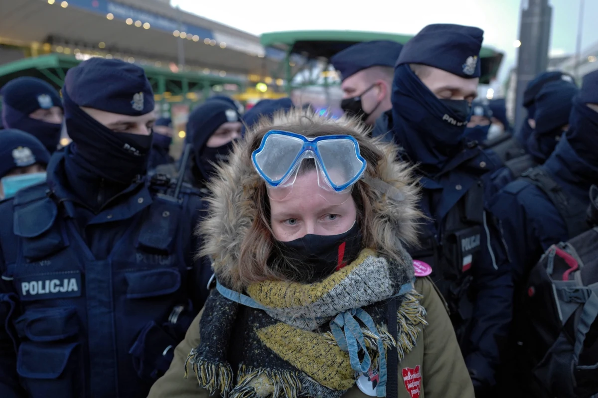 335 osób wylegitymowanych, 188 wniosków o ukaranie do sądu i 28 mandatów karnych - tak stołeczna policja podsumowała poniedziałkowy protest w centrum Warszawy. Zatrzymanych zostało pięć osób, które odmówiły podania danych oraz aktywistka "Babcia Kasia", pod zarzutem znieważenia funkcjonariuszy.