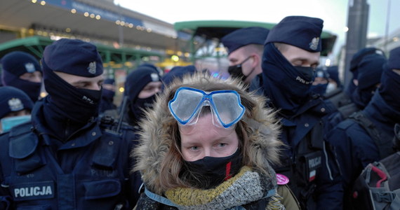 335 osób wylegitymowanych, 188 wniosków o ukaranie do sądu i 28 mandatów karnych - tak stołeczna policja podsumowała poniedziałkowy protest w centrum Warszawy. Zatrzymanych zostało pięć osób, które odmówiły podania danych oraz aktywistka "Babcia Kasia", pod zarzutem znieważenia funkcjonariuszy.