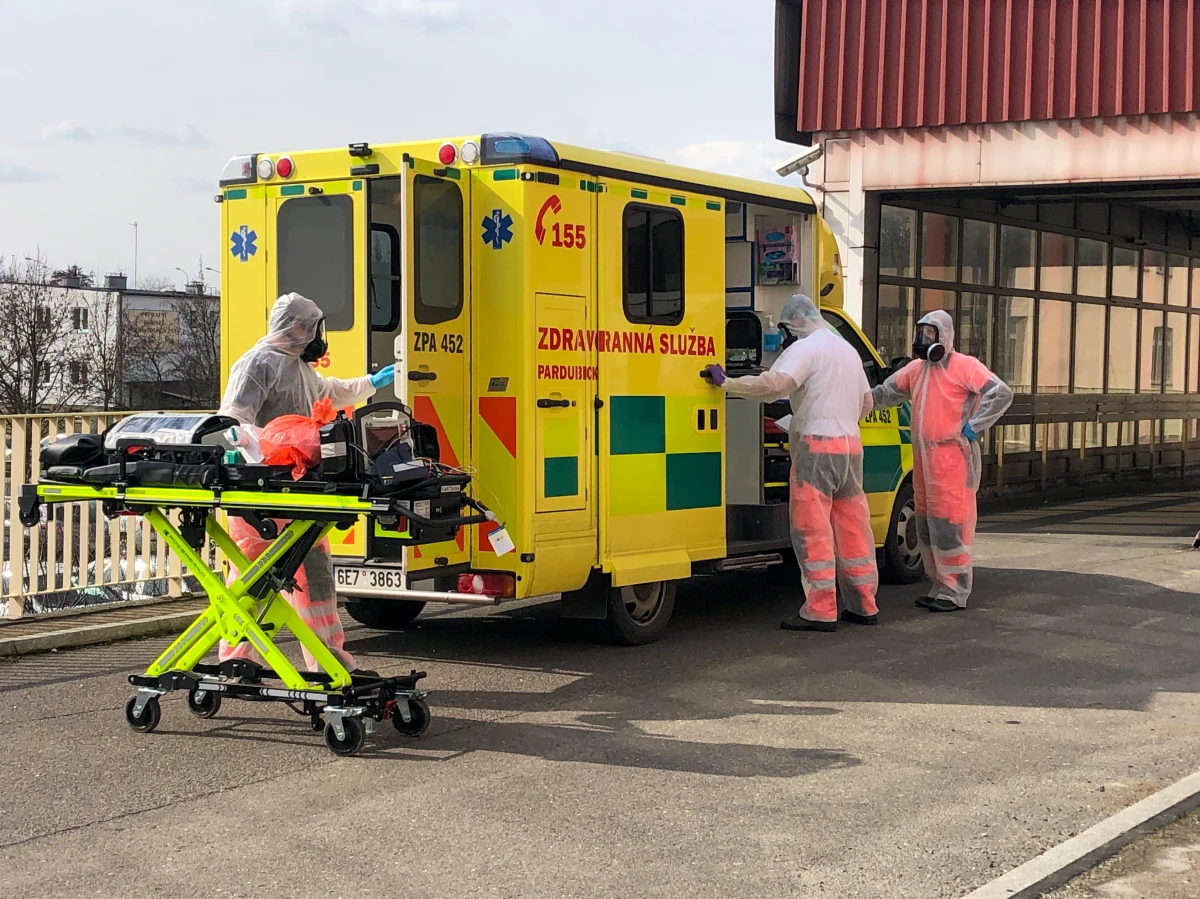 Czesi chcą przysłać do Polski co najmniej kilkoro pacjentów z koronawirusem: pierwsza chora na Covid-19 trafiła już z Czech do szpitala w Raciborzu. W związku z nasilaniem się trzeciej fali pandemii Praga może jednak zgłosić prośbę o przyjęcie większej liczby pacjentów z SARS-CoV-2. A jak wynika z ustaleń dziennikarza RMF FM Pawła Balinowskiego, możliwości są po polskiej stronie znacznie większe, niż jest to w tej chwili potrzebne.
