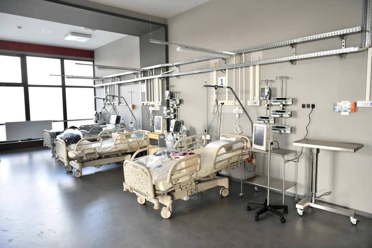 Zalecenie Narodowego Funduszu Zdrowia, by maksymalnie ograniczyć lub wstrzymać zabiegi planowe, z pewnością zwiększy liczbę zgonów z powodu chorób innych niż Covid-19 - ostrzega prof. Alicja Chybicka, lekarka i senator Koalicji Obywatelskiej. Szef Polskiego Stronnictwa Ludowego Władysław Kosiniak-Kamysz mówi wprost, że ta decyzja NFZ-etu to "skazanie na śmierć wielu naszych rodaków". Szef klubu Prawa i Sprawiedliwości Ryszard Terlecki przyznaje natomiast, że "to jest dramat, oczywiście", ale i natychmiast dodaje, że "to na całym świecie się dzieje". 