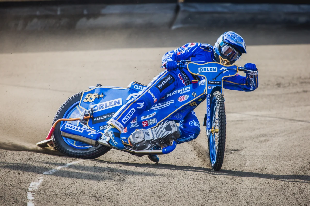 Bartosz Zmarzlik, dwukrotny Indywidualny Mistrz Świata z 2019 i 2020 roku, rozpoczął najważniejszą część przygotowań do zbliżającego się sezonu żużlowego. Zawodnik Moje Bermudy Stali Gorzów i ORLEN Teamu odbył dziś pierwszy trening na torze. 25-latek trenował na stadionie w Ostrowie Wielkopolskim. 