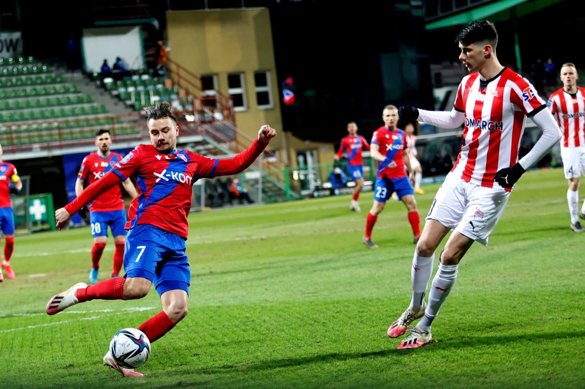 PZPN ogłosił terminy meczów półfinałowych piłkarskiego Pucharu Polski. O awans do finału Arka Gdynia powalczy z Piastem Gliwice, a broniąca trofeum Cracovia zagra z Rakowem Częstochowa.