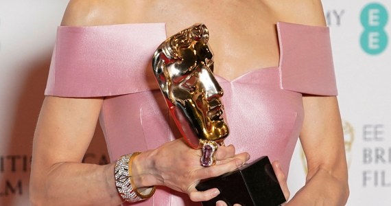 "Nomadland" Chloe Zhao i "Rocks" Sarah Gavron faworytami wyścigu do nagród BAFTA: właśnie te filmy otrzymały najwięcej – po siedem – nominacji. Szanse na sześć statuetek mają natomiast cztery obrazy: "Ojciec" Floriana Zellera, "Obiecująca. Młoda. Kobieta" Emerald Fennell, "Mank" Davida Finchera i "Minari" Lee Isaaca Chunga.