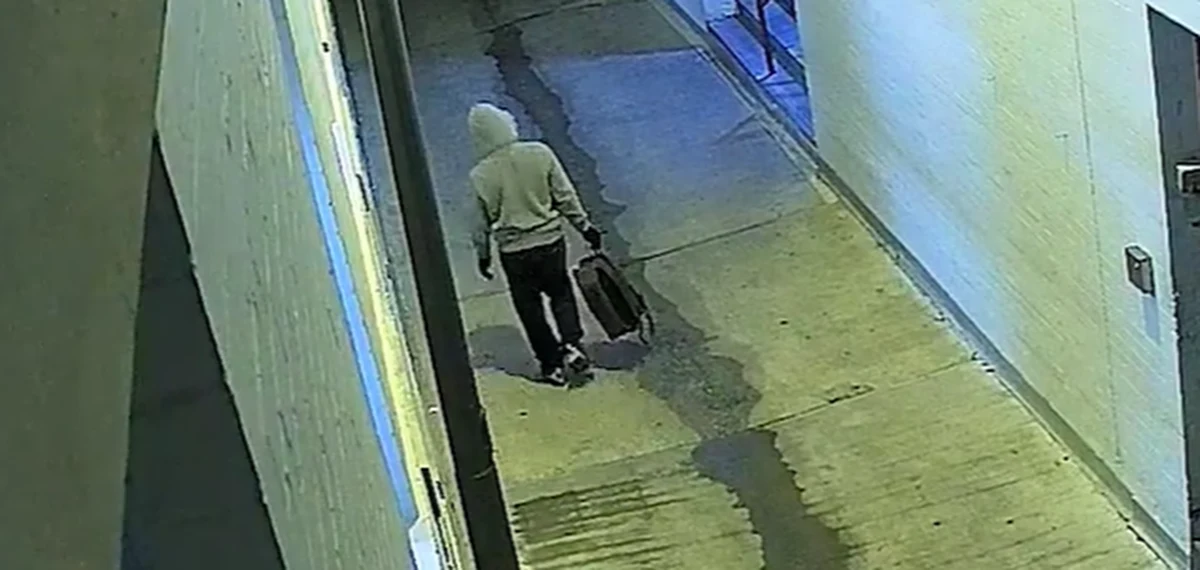 FBI opublikowało nowe nagranie przedstawiające podejrzanego o podłożenie bomb w siedzibach krajowych komisji republikanów i demokratów w Waszyngtonie przed szturmem na Kapitol. Biuro prosi o informacje, które pomogłyby w aresztowaniu tej osoby.