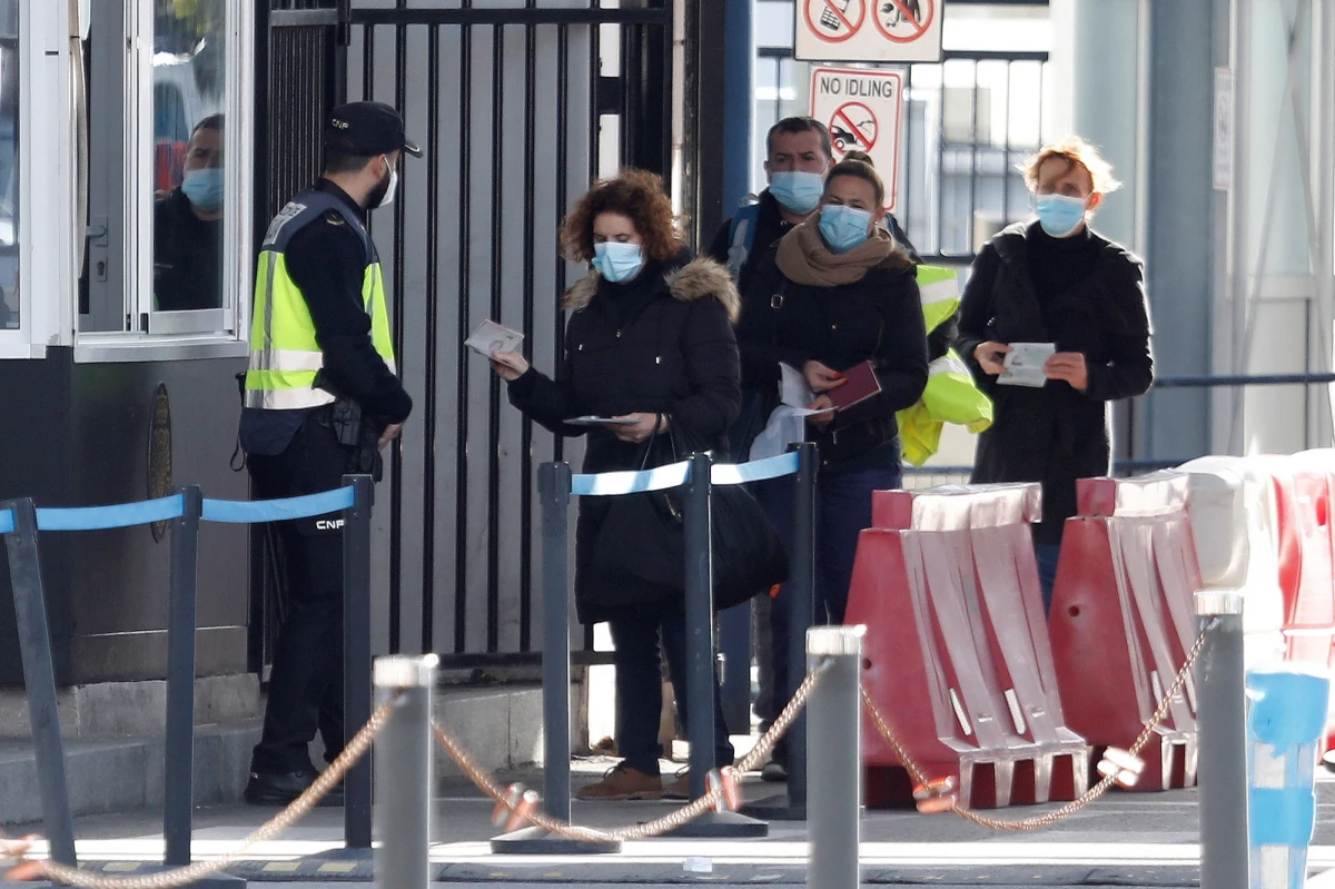 ​Gibraltar najprawdopodobniej będzie pierwszym terytorium w Europie, które zaszczepi przeciw Covid-19 całą populację. Jak ogłosił we wtorek tamtejszy rząd, wszyscy mieszkańcy powyżej 16 lat i pracujący tam cudzoziemcy mają otrzymać szczepionki do końca marca.