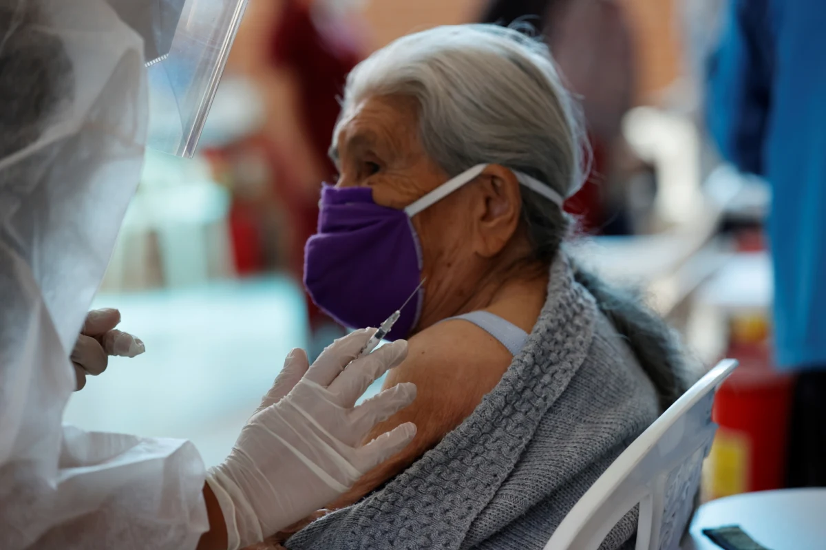 Reakcja odpornościowa seniorów na szczepienia przeciwko Covid-19 może być słabsza, szczególnie u osiemdziesięciolatków – sugerują wstępne badania niemieckich specjalistów. Wykazali to na przykładzie preparatu firm Pfizer i BioNTech.