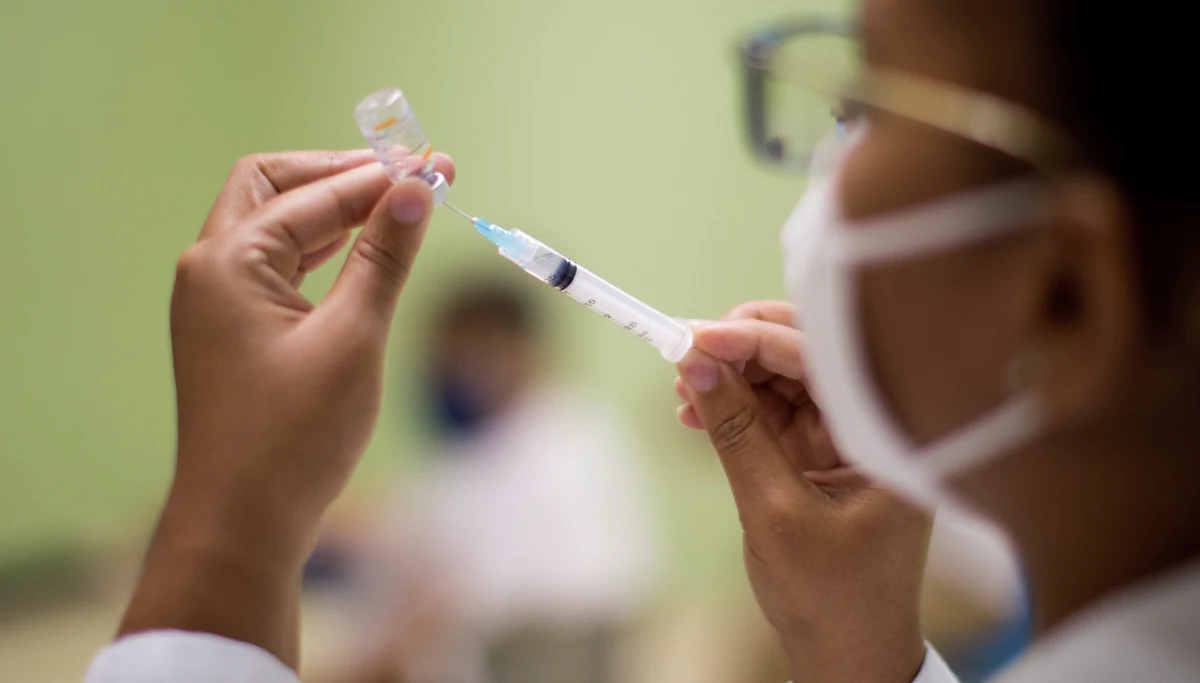 Nowe badanie tzw. brytyjskich i południowoafrykańskich wariantów wirusa SARS-CoV-2 sugeruje, że obecne szczepionki i niektóre przeciwciała monoklonalne mogą być mniej skuteczne w neutralizowaniu tych wariantów, a ponowne zakażenia - bardziej prawdopodobne - informuje "Nature".