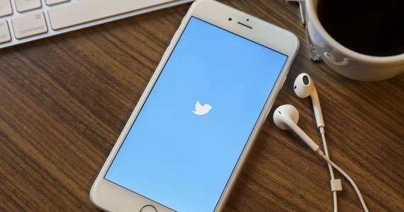 ​Od 10 marca szybkość Twittera w Rosji spada - poinformował Roskomnadzor. Wytłumaczono, że to dlatego, gdyż platforma społecznościowa nie usuwa treści niezgodnych z rosyjskim prawem.