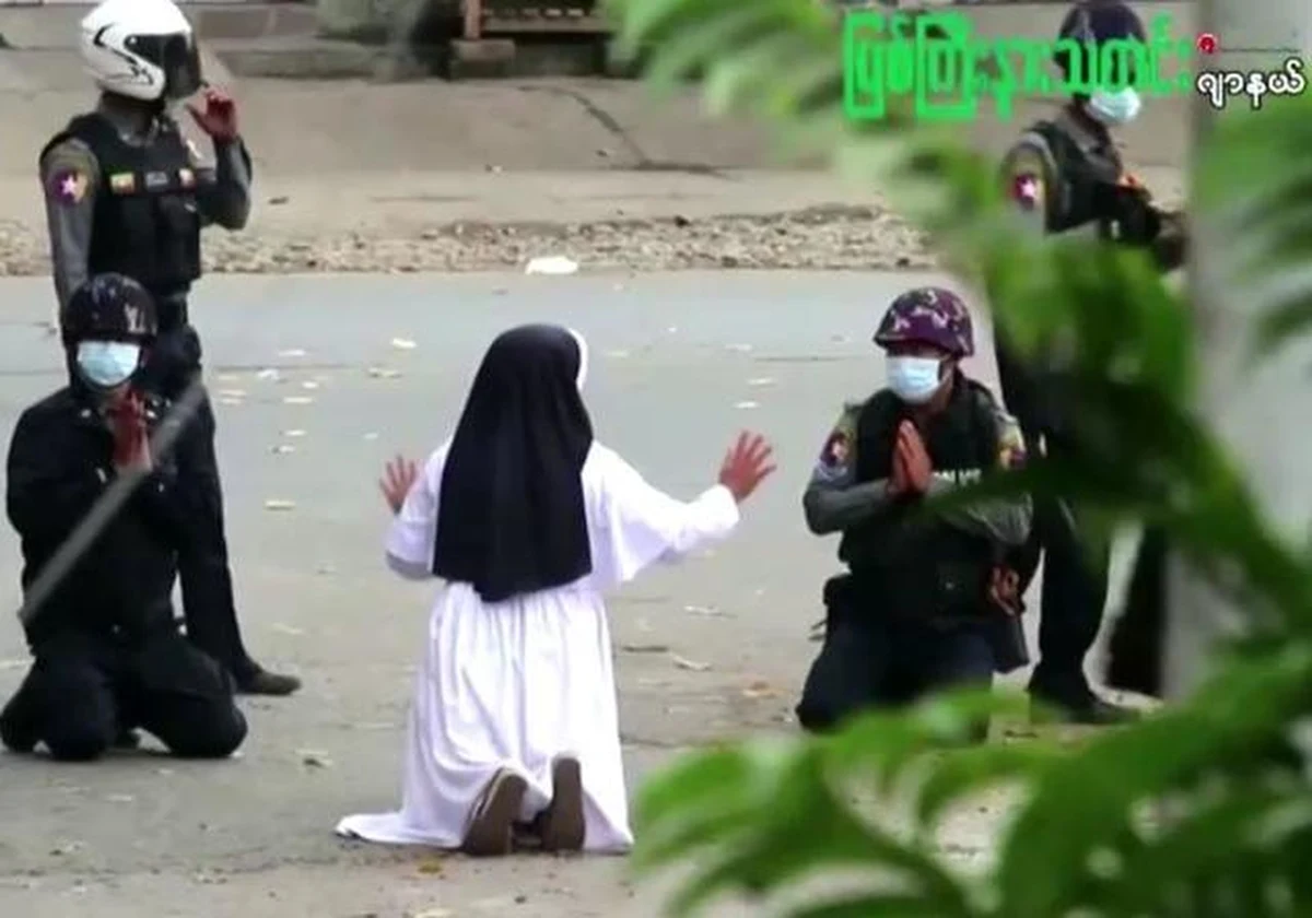 Zakonnica katolicka pada na kolana przed uzbrojonymi żołnierzami junty wojskowej i prosi ich, by zastrzelili ją zamiast dzieci. Zdjęcie 45-letniej siostry Ann Rose Nu Tawng obiegło świat. Niestety, zachodnie agencje podają, że chwilę po tej scenie rozległy się strzały. Żołnierze otworzyli ogień do protestujących. 