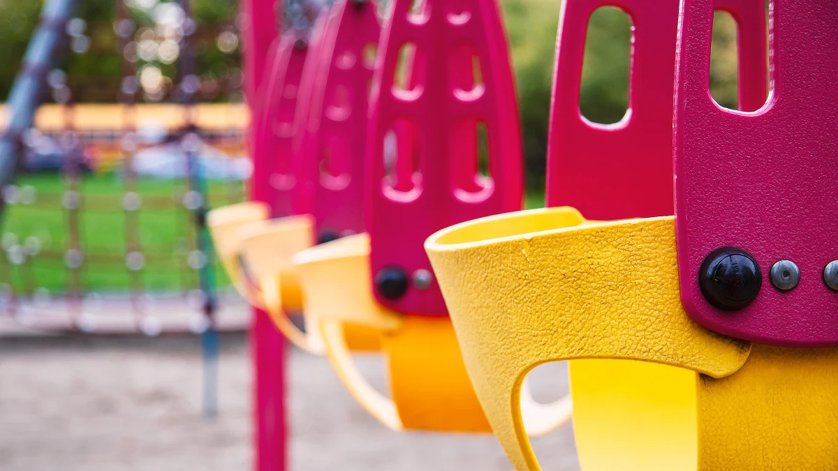 Ta historia postawiła na nogi kilkudziesięciu policjantów z Lubartowa w woj. lubelskim. 80-letni mężczyzna miał odebrać wnuka z przedszkola. Pomylił dzieci i zabrał do domu obcego chłopca. Tam nakarmił go i włączył mu bajkę. Gdy się zorientował, że doszło do pomyłki - do drzwi już zapukała policja.