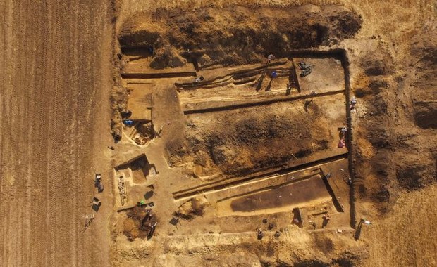 Grobowce sprzed 5,5 tysiąca lat odkryli archeolodzy w świętokrzyskich Dębianach. Jest to jedno z największych cmentarzysk tego typu w Polsce. Usypywano je z ziemi w kształcie wydłużonego trapezu. W przeciwieństwie do znanych np. z Kujaw grobowców megalitycznych ich ściany obstawiano jednak nie głazami, ale słupami wykonanymi z drewna.