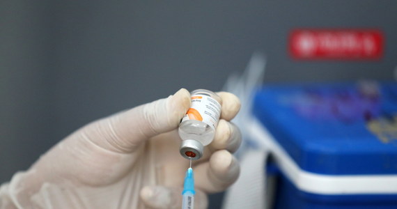 Komisja Europejska poinformowała w środę o porozumieniu z koncernem z BioNTech/Pfizer na dostawę czterech milionów dodatkowych dawek szczepionki na Covid-19 w ciągu najbliższych dwóch tygodni. Mają one być wykorzystane do "gaszenia ognisk zachorowań" i ułatwić w konsekwencji swobodne przekraczanie granic.
