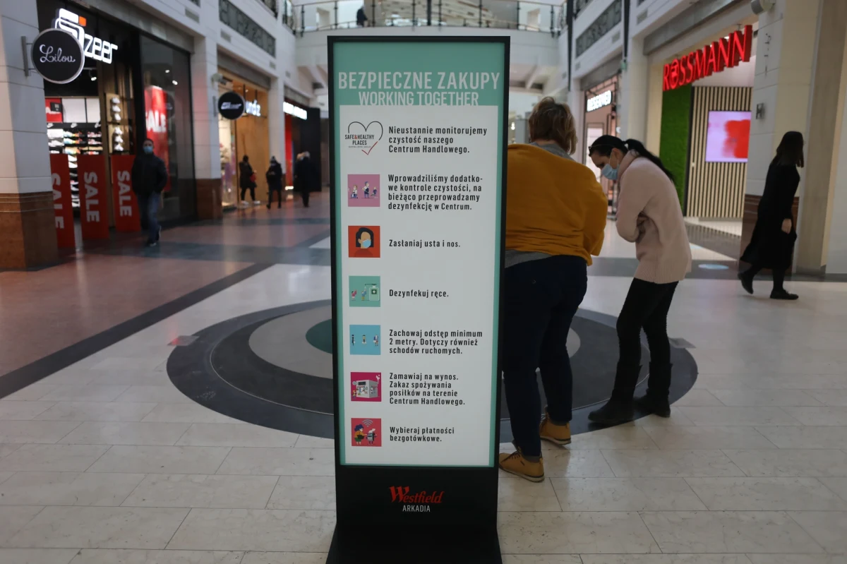 Województwa mazowieckie i lubuskie są najbardziej zagrożone dodatkowymi obostrzeniami koronawirusowymi - informują dziennikarze RMF FM. W piątek rząd ma ogłosić swoją decyzję w tej sprawie. Dzisiaj ministrowie wstępnie rozmawiali o tym z ekspertami.