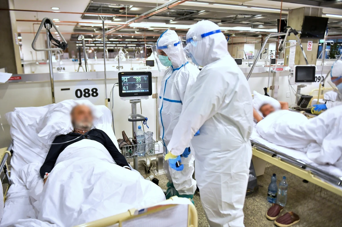 Już tylko 6 wolnych łóżek było w szpitalu tymczasowym na Stadionie Narodowym w środę wczesnym popołudniem. Zajętych było 214 z 220 miejsc. To ustalenia reporterów RMF FM. Do 43 wzrosła też liczba chorych na Covid-19 w miejskim Szpitalu Południowym na warszawskim Ursynowie. Wojewoda mazowiecki kolejny raz apeluje o zgłaszanie się personelu medycznego do pracy w tej placówce, by uruchomić następne łóżka. Z wysokim obłożeniem w szpitalach tymczasowych zmaga się województwo pomorskie. Tam wolne miejsca zostały tylko w Sopocie, a i to w każdej chwili może się zmienić, bo w regionie przybywa zakażeń koronawirusem.