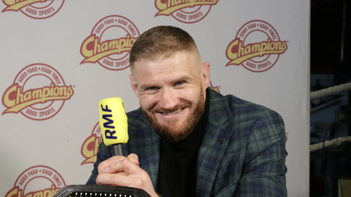 Jan Błachowicz obronił mistrzowski pas federacji UFC w wadze półciężkiej. Polak w ubiegły weekend pokonał jednogłośnie na punkty Nigeryjczyka Israela Adesanyę. W rozmowie z RMF FM opowiada m.in. o tym co może dać mu ostatnie zwycięstwo. Jednocześnie podkreśla, że w najbliższych tygodniach chce poświęcić czas niedawno urodzonemu synkowi. 