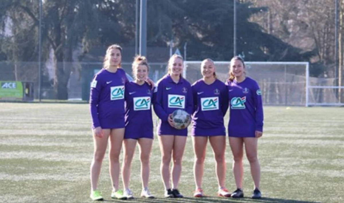 Nietypowy protest kobiecej drużyny piłkarskiej z miasta Rennes we Francji. Zawodniczki postanowiły trenować i rozgrywać mecze w ... majtkach. 
To - jak mówią -  na znak protestu przeciwko dyskryminacji.  