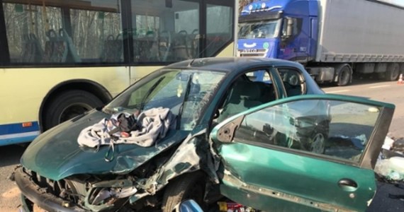2 osoby zostały poszkodowane w zderzeniu sześciu pojazdów na al. Roździeńskiego (drodze S86) w Katowicach. 29-letni sprawca wypadku został poddany badaniu na obecność narkotyków.