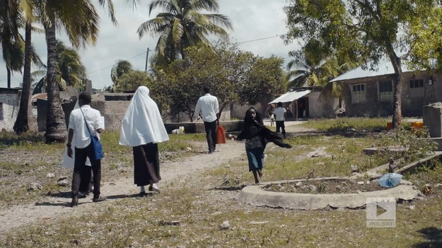  Zanzibar znany jest jako destynacja dla turystów, którzy chcą się cieszyć słońcem, piaszczystą plażą oraz drogim hotelem. Jednak w głąb wyspy życie wygląda zupełnie inaczej. Ruszamy na quadach na wycieczkę w takie miejsca, poznając między innymi lokalną szkołę i próbując dania obiadowego dla uczniów.Fragment programu "Polacy za granicą", emitowanego na antenie Polsat Play.