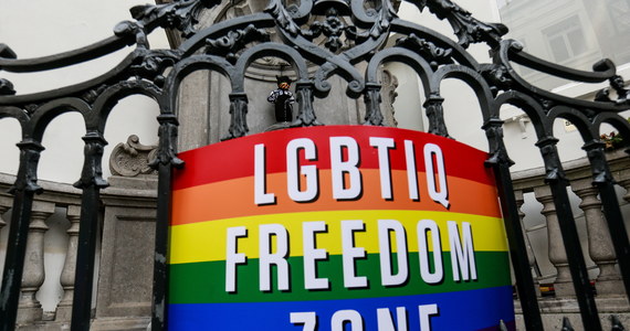 Gorąca debata w Parlamencie Europejskim o sytuacji mniejszości seksualnych w Europie i nad projektem rezolucji ogłaszającej Unię Europejskiej Strefą Wolności LGBTIQ. Rezolucja, popierana przez 5 największych, prodemokratycznych, frakcji europarlamentu, jest reakcją na ogłaszanie przez niektóre polskie samorządy tzw. stref wolnych od LGBT. Zarówno te lokalne inicjatywy, jak i działania polskiego rządu zostały przez eurodeputowanych stanowczo skrytykowane. Liderka socjalistów podkreślała, że „strefy wolne od ‘ideologii LGBTQI’, wspierane przez skrajną polską prawicę, przypominają nam o barbarzyństwach przeszłości”, a przedstawiciel frakcji Odnowić Europę mówił o „przesłaniu dla polskiego rządu, że UE nie będzie tolerować tego podejścia”. Na krytykę i propozycję obwołania Unii Strefą Wolności LGBTIQ ostro odpowiedział europoseł PiS. „Uspokójcie się ideologicznie. (…) Zróbcie Unię strefą wolną dla zdrowego rozsądku” – mówił prof. Ryszard Legutko.