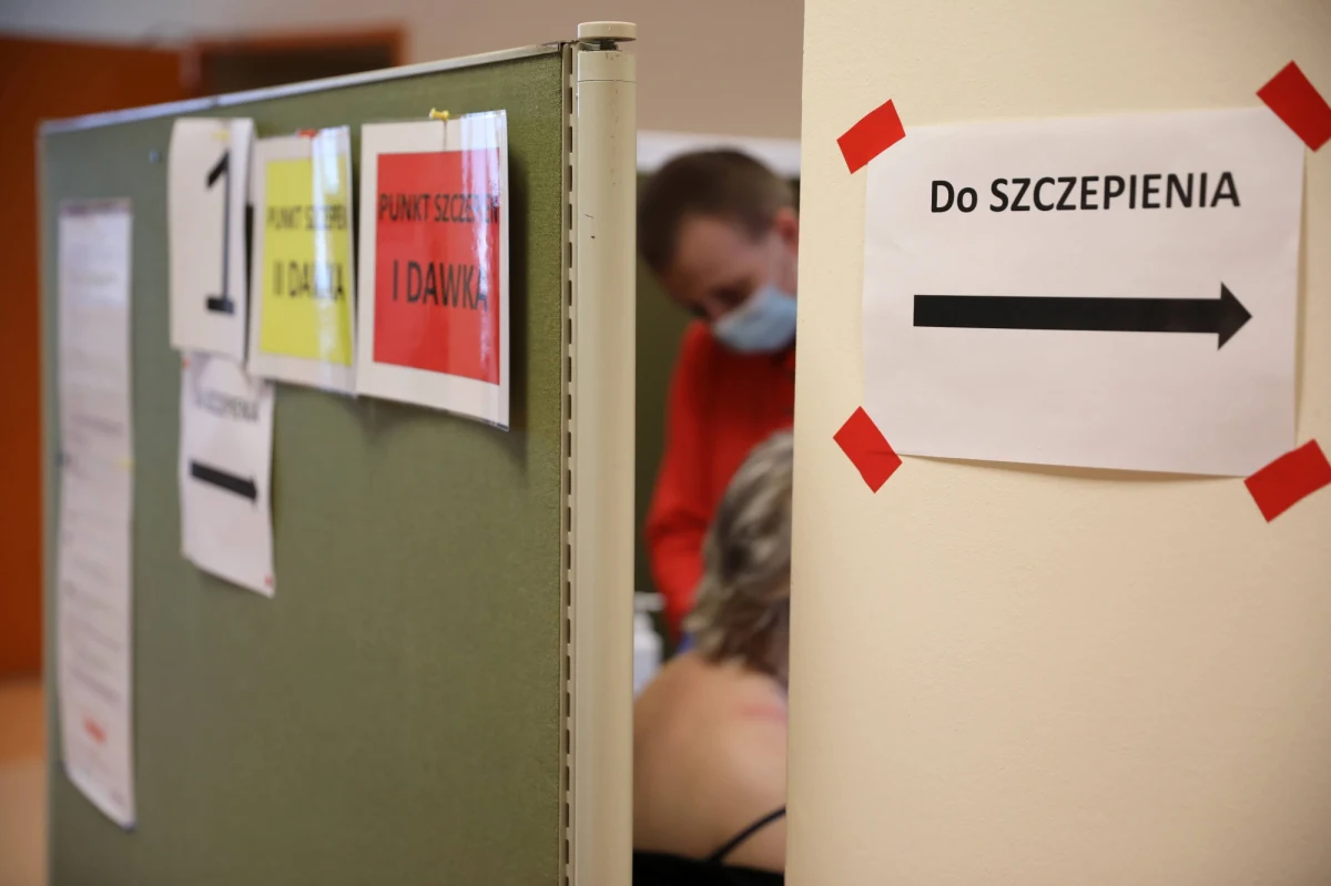 Ozdrowieńcy będą szczepieni przeciw Covid-19 nie wcześniej niż trzy miesiące od dnia uzyskania pozytywnego testu na obecność wirusa – to jedna ze zmian w opublikowanej w środę wieczorem w Dzienniku Ustaw nowelizacji rozporządzenia w sprawie ograniczeń epidemicznych.
