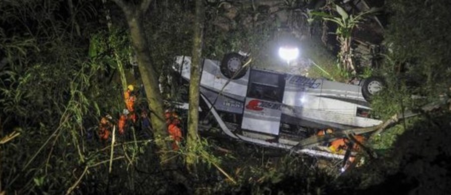 ​Co najmniej 27 osób zginęło w wypadku autobusu na indonezyjskiej wyspie Jawa. Jak podały służby ratunkowe, w drodze powrotnej ze szkolnej wycieczki kierowca stracił kontrolę nad pojazdem, który następnie spadł do wąwozu.