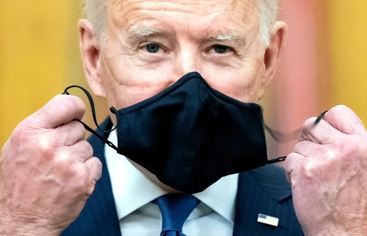 Nowy prezydent Stanów Zjednoczonych próbuje ustanowić rekord unikania dziennikarzy. Pięćdziesiąt dni po objęciu urzędu, Joe Biden ma dziś nareszcie wygłosić telewizyjne orędzie, ale pierwszą konferencję prasową nadal odkłada na później. Dotychczasowe próby zadawania mu pytań kończyły się umiarkowanymi sukcesami, czego szczególnie doświadczył jeden z reporterów, który na pytanie "o czym rozmawialiście z prezydentem Putinem?" usłyszał: "O Tobie". Nic dziwnego, że prasa zaczyna krytykować prezydenta. "Możesz uciekać, ale się nie ukryjesz" - pisze jeden z komentatorów, a publicystka popularnego portalu newsowego proponuje, by w takim razie spotkania z dziennikarzami odbywał zastępczo...  hologram Joe Bidena, wyposażony w sztuczną inteligencję.