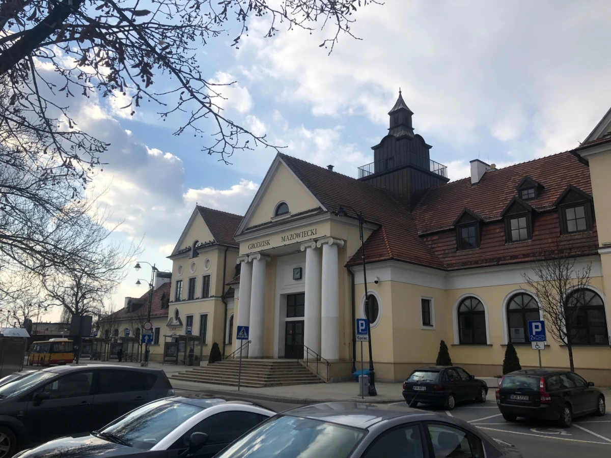 Co najmniej do końca tygodnia potrwa lokalny lockdown w Grodzisku Mazowieckim. Powód to szybki wzrost zakażeń koronawirusem w tym mieście. Aktualny przelicznik wynosi ponad dziewięć zakażeń na 10 tysięcy osób. Lokalne władze, nie czekając na ewentualne decyzje rządu, zamknęły hale sportowe, baseny, kino i biblioteki.