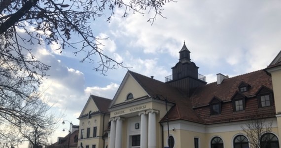 Co najmniej do końca tygodnia potrwa lokalny lockdown w Grodzisku Mazowieckim. Powód to szybki wzrost zakażeń koronawirusem w tym mieście. Aktualny przelicznik wynosi ponad dziewięć zakażeń na 10 tysięcy osób. Lokalne władze, nie czekając na ewentualne decyzje rządu, zamknęły hale sportowe, baseny, kino i biblioteki.