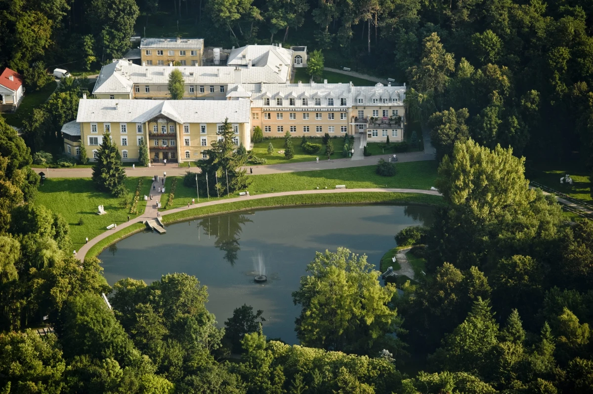 Uzdrowiska znowu są otwarte. Warunkiem rozpoczęcia leczenia jest okazanie negatywnego testu diagnostycznego wykrywającego wirusa SARS-CoV-2, wykonany nie wcześniej niż na 4 dni przed wyjazdem lub pełne zaszczepienie przeciw Covid-19. Świadczenia rozpoczną 133 sanatoria.