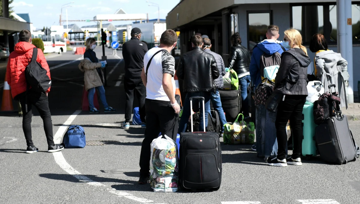 Liczba obywateli Ukrainy posiadających ważne zezwolenie na pobyt w Polsce przekroczyła 250 tys. - powiedział rzecznik Urzędu do Spraw Cudzoziemców Jakub Dudziak. Dodał, że obywatele Ukrainy osiedlający się w Polsce to głównie osoby młode, poniżej 40. roku życia, emigrujące za pracą. 