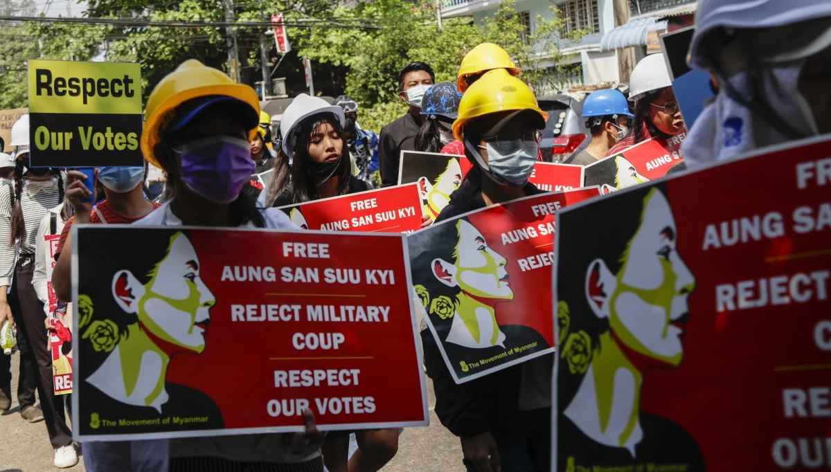 Izraelsko-kanadyjski lobbysta Ari Ben-Menashe został zatrudniony przez rządzącą w Mjanmie juntę wojskową, by "wyjaśnić prawdziwą sytuację" kraju na arenie międzynarodowej. Dostanie za to 2 mln dolarów. Wyzwanie dość poważne, bo lobbysta będzie musiał odnieść się m.in. do masowych protestów przeciwko dyktaturze, w których zginęło ponad 60 osób. 