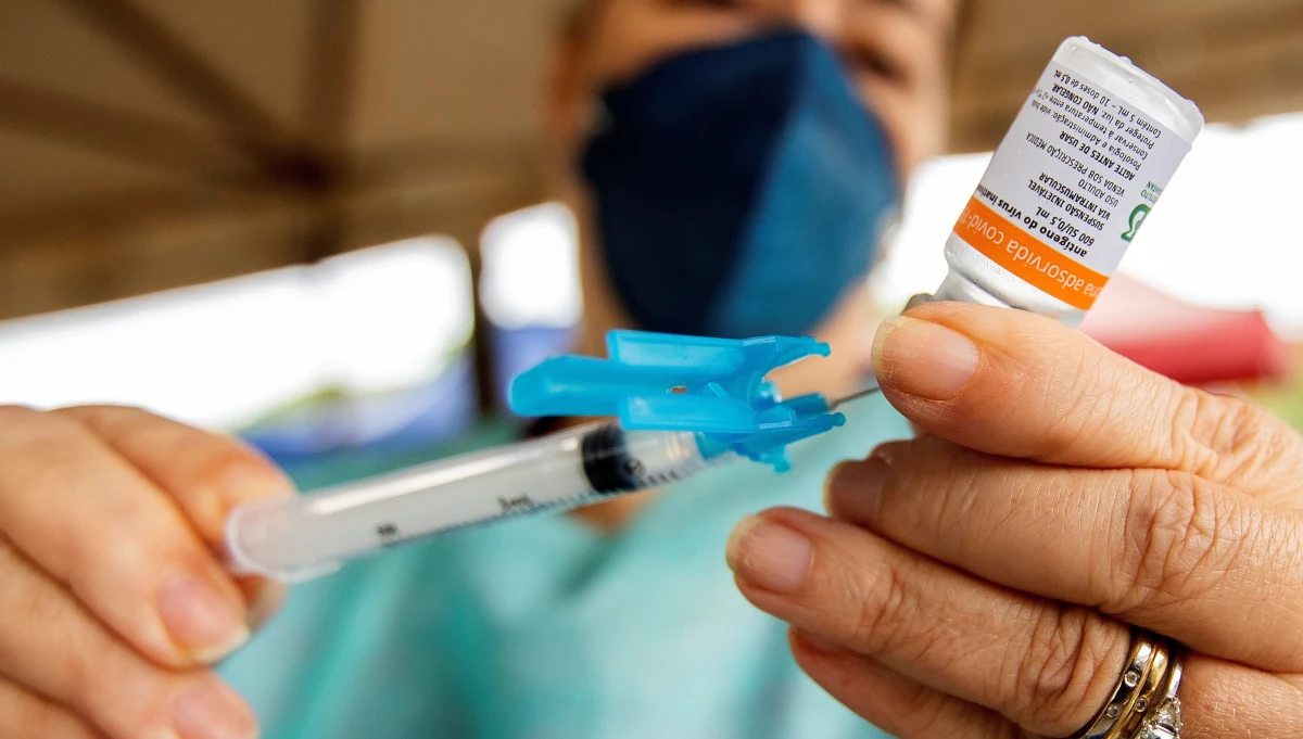 Ministerstwo zdrowia Niemiec wysłało pisma do 29 firm w ramach "procedury negocjacyjnej bez przetargu" w poszukiwaniu najlepszej oferty na cyfrowy certyfikat szczepienia przeciw Covid-19. Kontrakt został przyznany kolońskiej spółce Ubirch oraz firmie IMB - pisze portal tygodnika "Spiegel". 