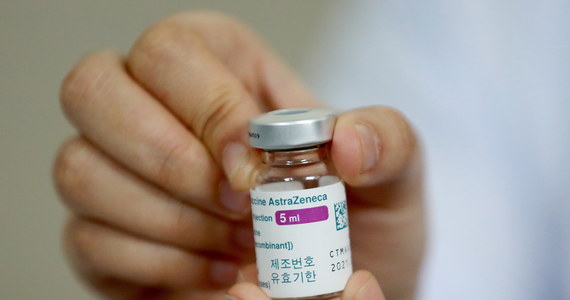 Duńskie władze poinformowały o wstrzymaniu szczepień przeciw Covid-19 preparatem firmy AstraZeneca po zgonie osoby, która przyjęła szczepionkę. Podejrzewa się, że specyfik może powodować zakrzepy krwi.